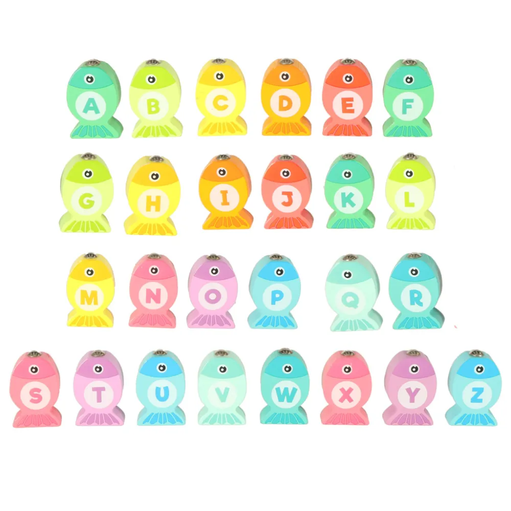 ręka dziecka łowiąca rybkę wędką z magnesem