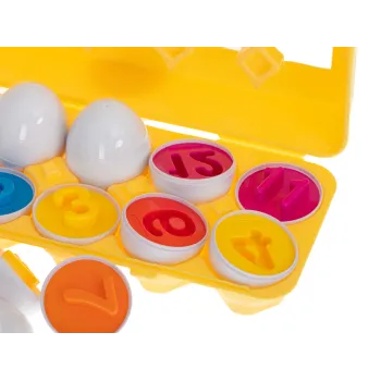 Ręka dziecka trzymająca jajko z sorterem