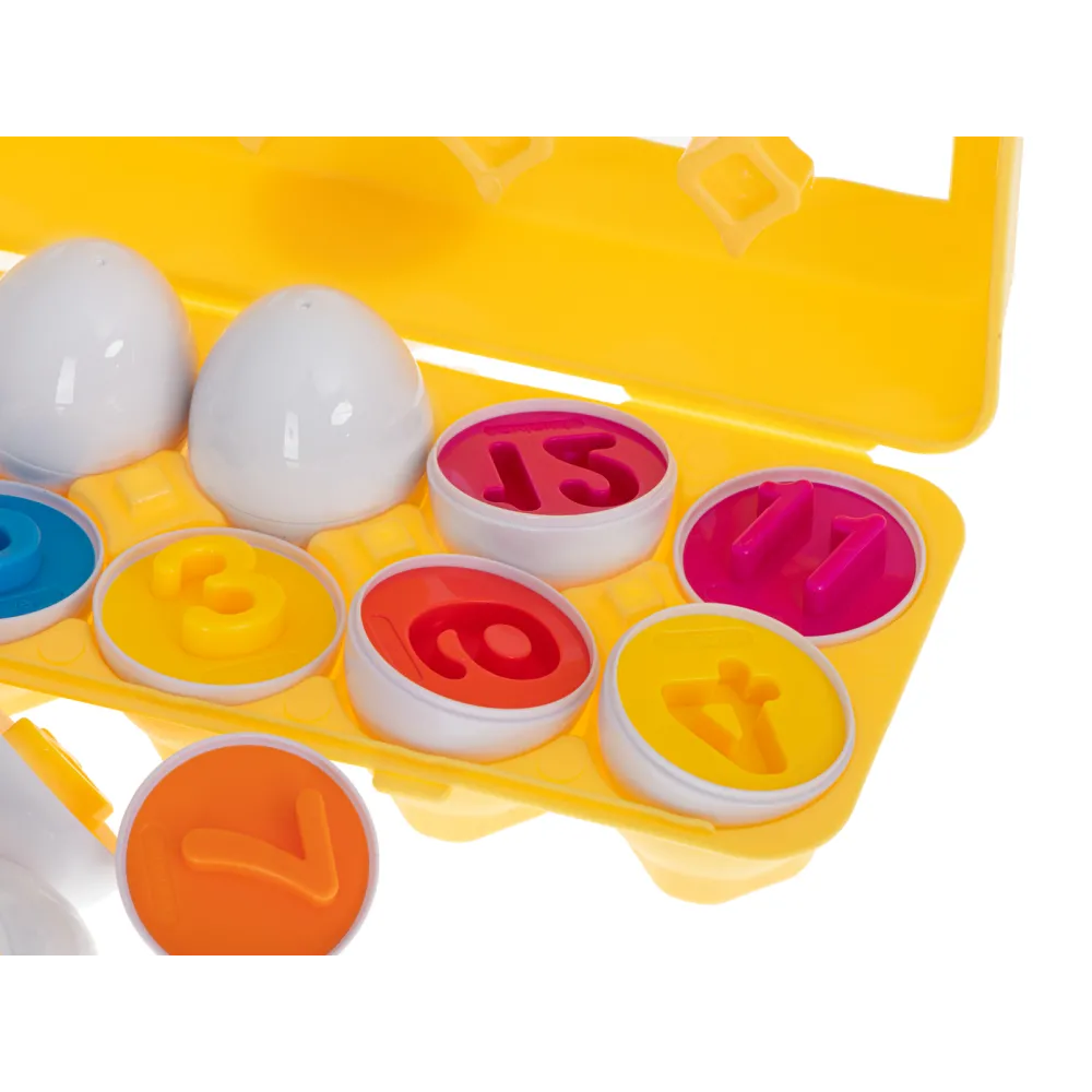 Ręka dziecka trzymająca jajko z sorterem