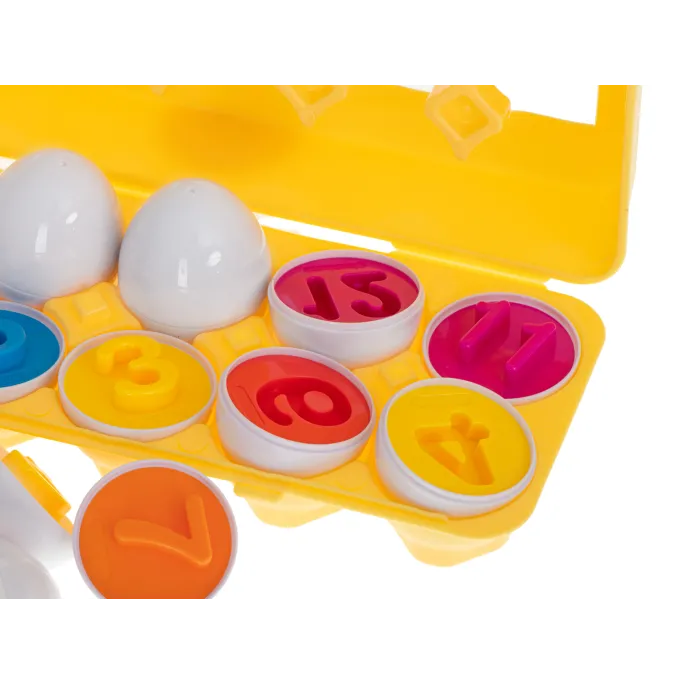 Ręka dziecka trzymająca jajko z sorterem