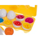 Ręka dziecka trzymająca jajko z sorterem