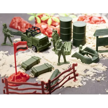 Pojazdy wojskowe i żołnierzyki rozstawione na polu zabawy