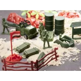 Pojazdy wojskowe i żołnierzyki rozstawione na polu zabawy