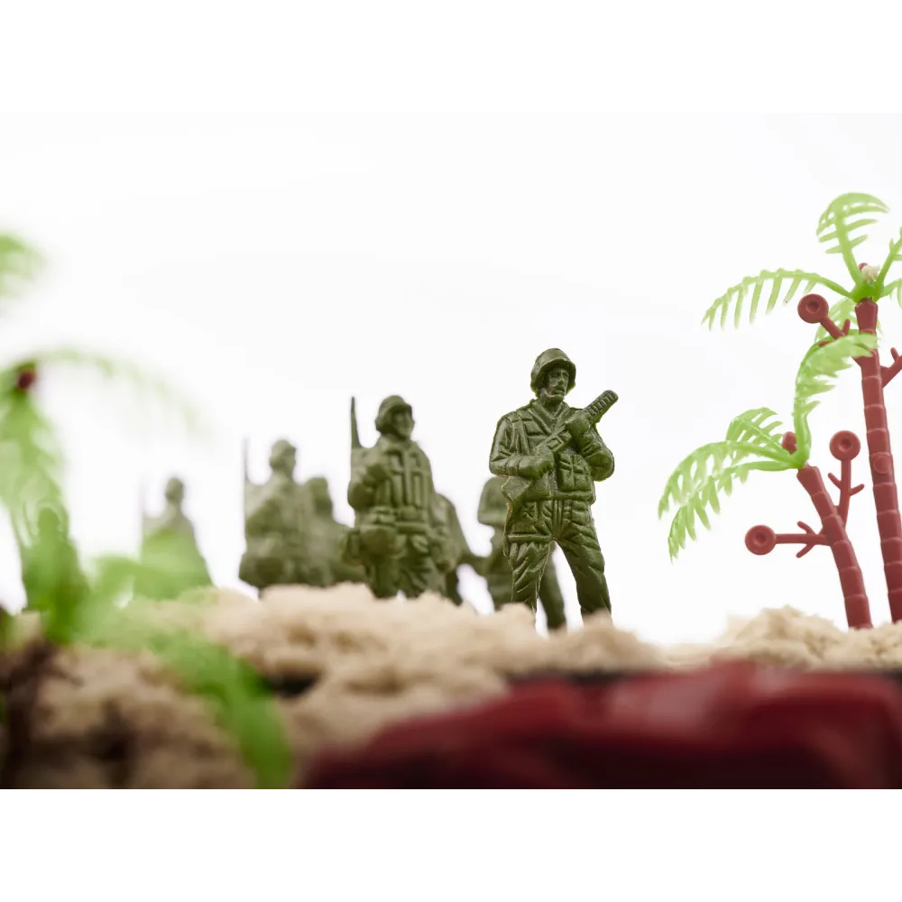 Różnorodne elementy zestawu: myśliwce, samochody, figurki i akcesoria