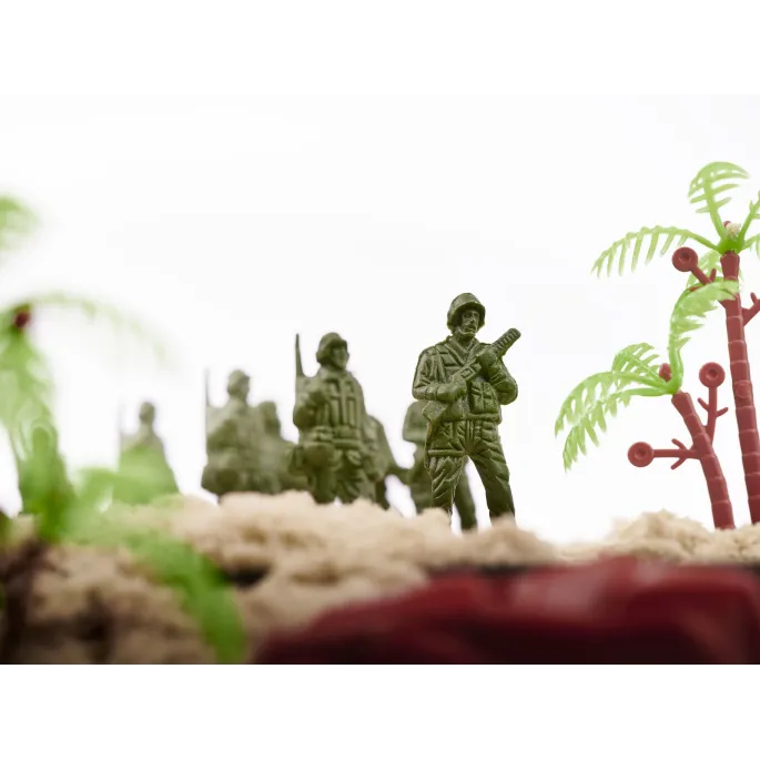 Różnorodne elementy zestawu: myśliwce, samochody, figurki i akcesoria