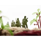 Różnorodne elementy zestawu: myśliwce, samochody, figurki i akcesoria