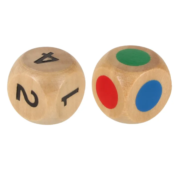 drewniane kostki obok misiów i kart z zadaniami