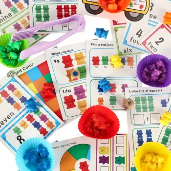 dwustronne karty z zadaniami przedstawione obok elementów zestawu