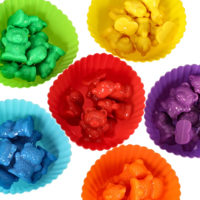 wszystkie elementy zestawu misiów edukacyjnych rozłożone na płasko