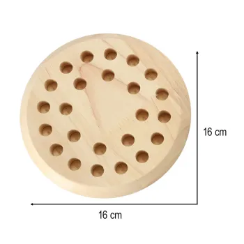 Plansza drewniana z pionkami i kostką przygotowana do gry