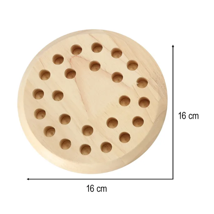 Plansza drewniana z pionkami i kostką przygotowana do gry