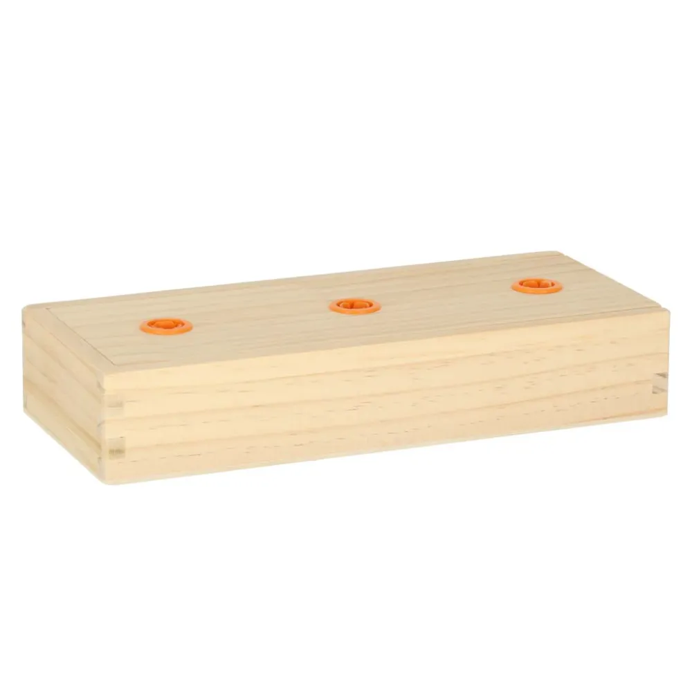 widok całej piramidy na stabilnej drewnianej podstawie