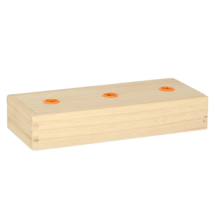 widok całej piramidy na stabilnej drewnianej podstawie