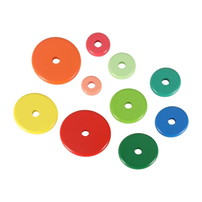 trzy drążki umożliwiające różne warianty zabawy piramidą