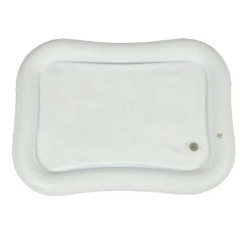 Zbliżenie na kontrastowe, geometryczne figury na macie wodnej