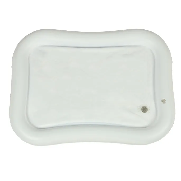 Zbliżenie na kontrastowe, geometryczne figury na macie wodnej