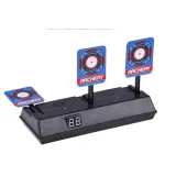 widoczne efekty świetlne podczas trafienia w tarczę strzelnicy