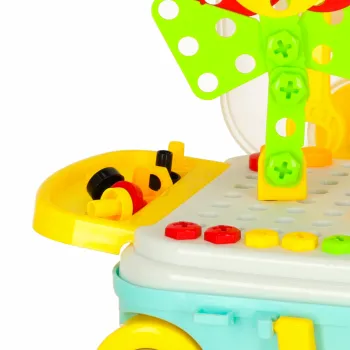 dziecięca walizka na kółkach z wysuwaną rączką do łatwego przenoszenia