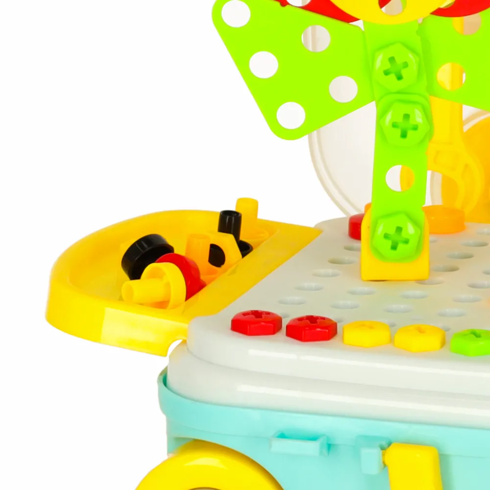 dziecięca walizka na kółkach z wysuwaną rączką do łatwego przenoszenia