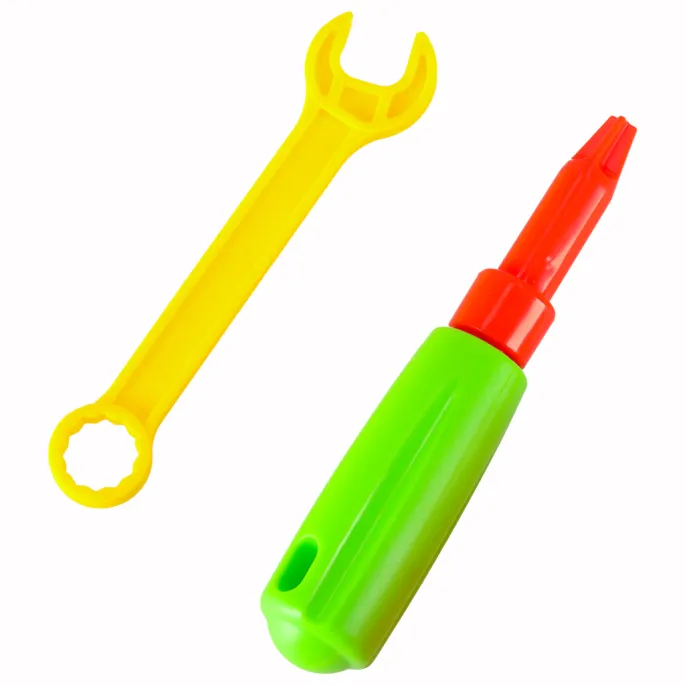 narzędzia – wkrętarka i śrubokręt pokazane na tle klocków i śrubek