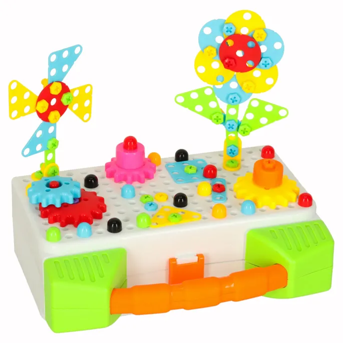 zbliżenie na wkrętarkę oraz plastikowe śrubki zestawu