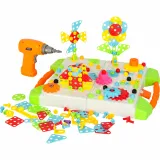 różnorodne klocki konstrukcyjne ułożone w kreatywne wzory