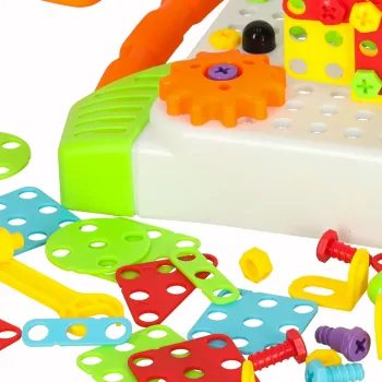 wszystkie 181 elementów zestawu rozłożone na jasnym tle