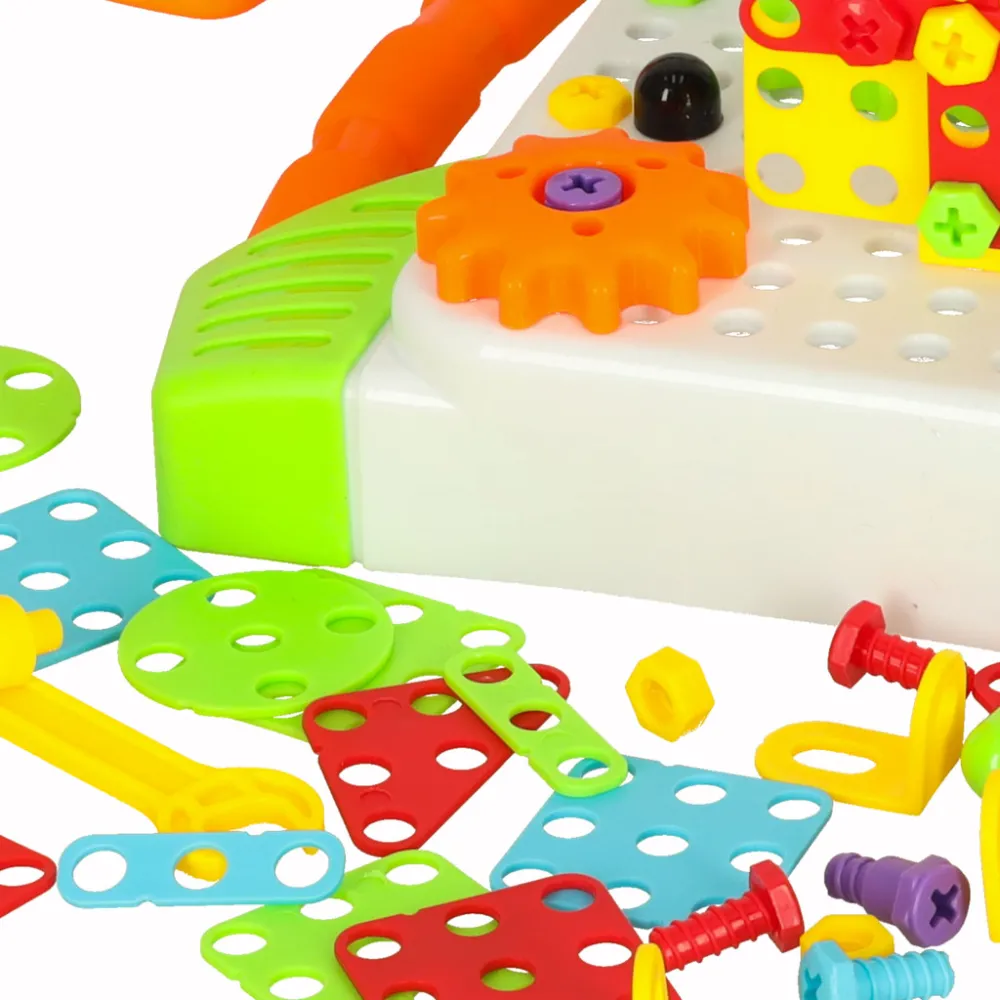 wszystkie 181 elementów zestawu rozłożone na jasnym tle