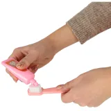 kolorowy zestaw lekarski rozłożony na podłodze