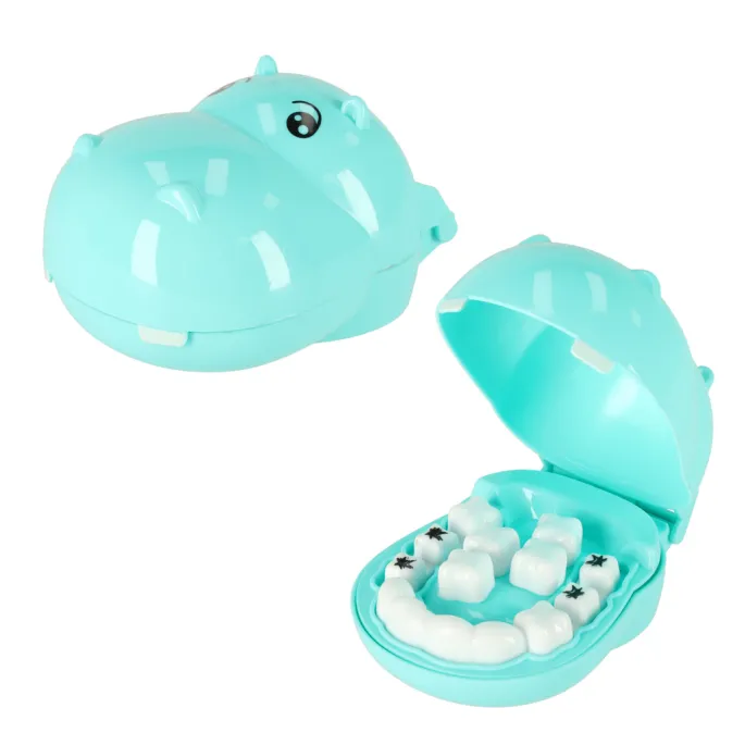 zbliżenie na plastikowego hipopotama z wyjmowanymi ząbkami