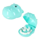 zbliżenie na plastikowego hipopotama z wyjmowanymi ząbkami