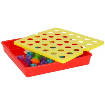 46 kolorowych guzików rozłożonych obok bazy mozaiki