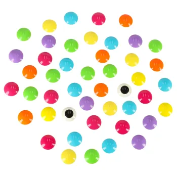 dziecko układające wzór z guzików na planszy