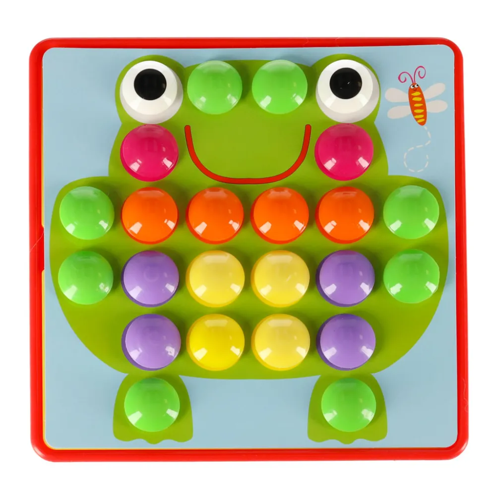 guziki w różnych kolorach ułożone na gotowej karcie z motywem