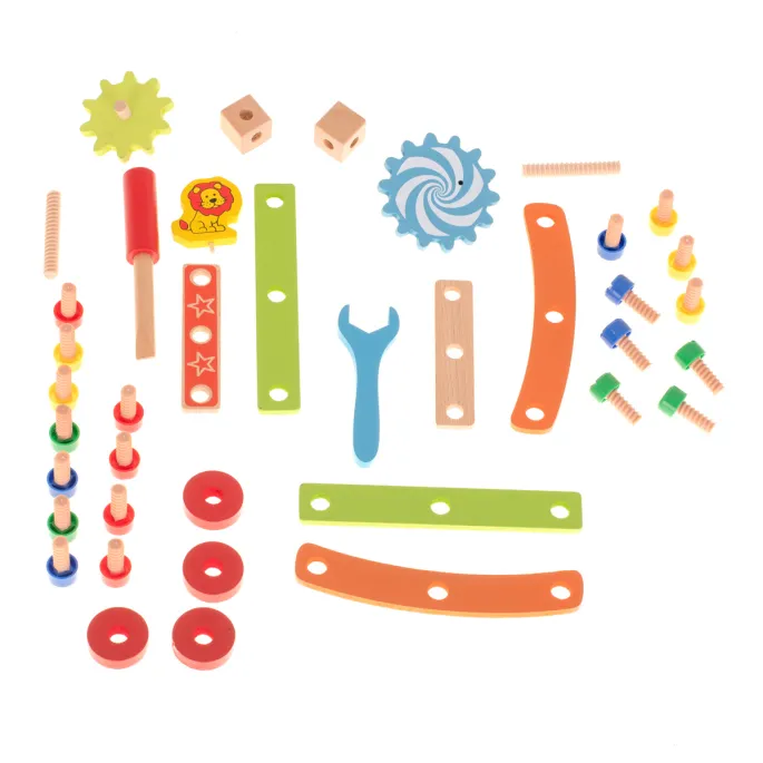 kolorowe elementy zestawu klocków drewnianych na stole