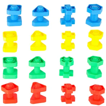 widok całego kompletu śrub z nakrętkami Montessori na białym tle