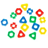 dziecięca dłoń podczas zabawy kolorową śrubą i nakrętką