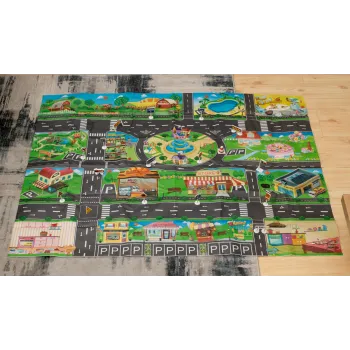 Widok maty rozłożonej na podłodze podczas zabawy dziecka