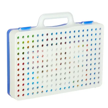 wkrętarka zabawkowa z funkcją dźwięku na tle tablicy-walizki