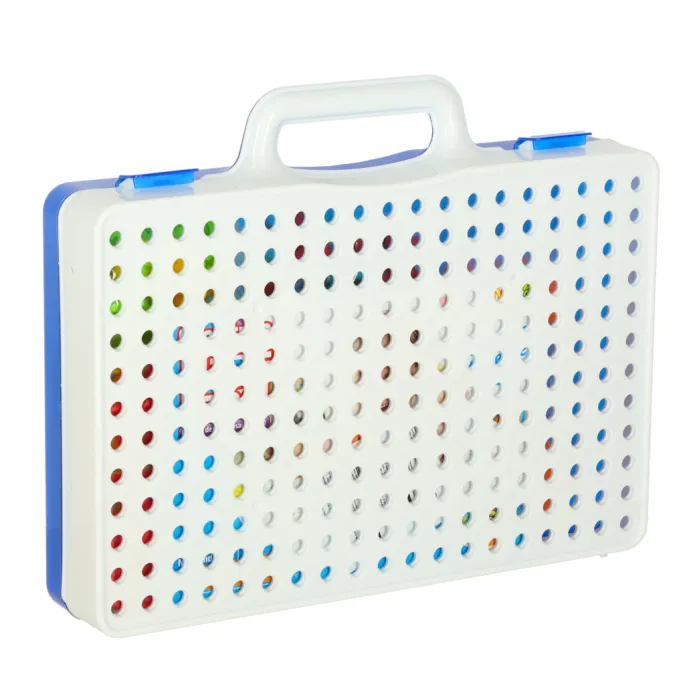 wkrętarka zabawkowa z funkcją dźwięku na tle tablicy-walizki