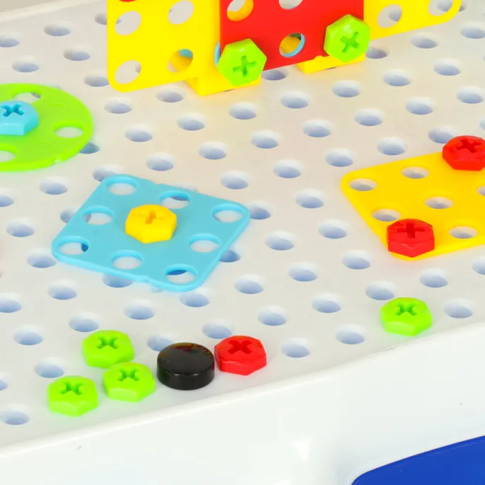 dziecięcy śrubokręt jako część kreatywnego zestawu do zabawy