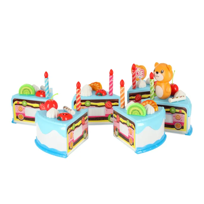 detal: świecąca świeczka na urodzinowym torcie