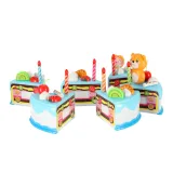 detal: świecąca świeczka na urodzinowym torcie