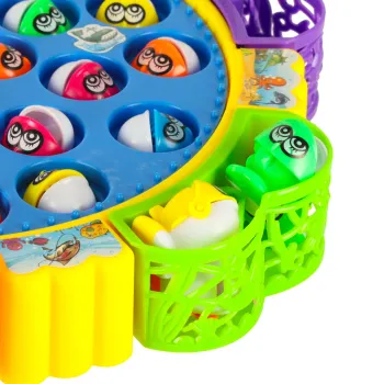 rozłożona gra rodzinna z akcesoriami do łowienia