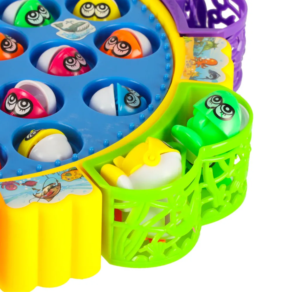 rozłożona gra rodzinna z akcesoriami do łowienia