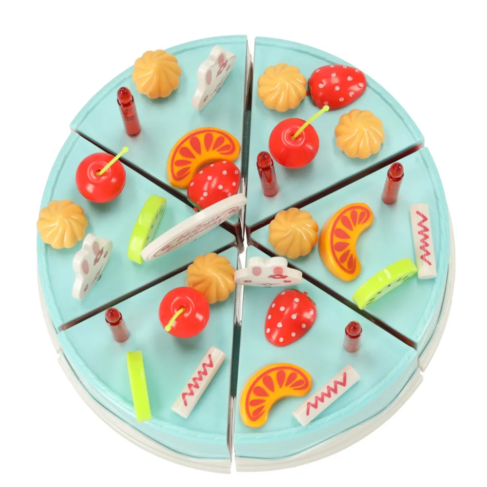 zestaw tortu z owocami i babeczkami widoczny w całości