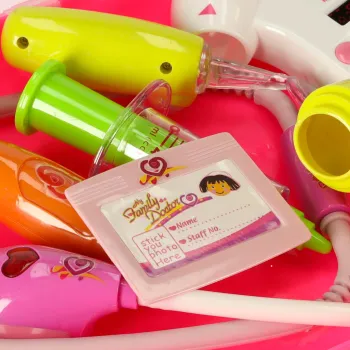 elementy zestawu rozłożone wokół walizki