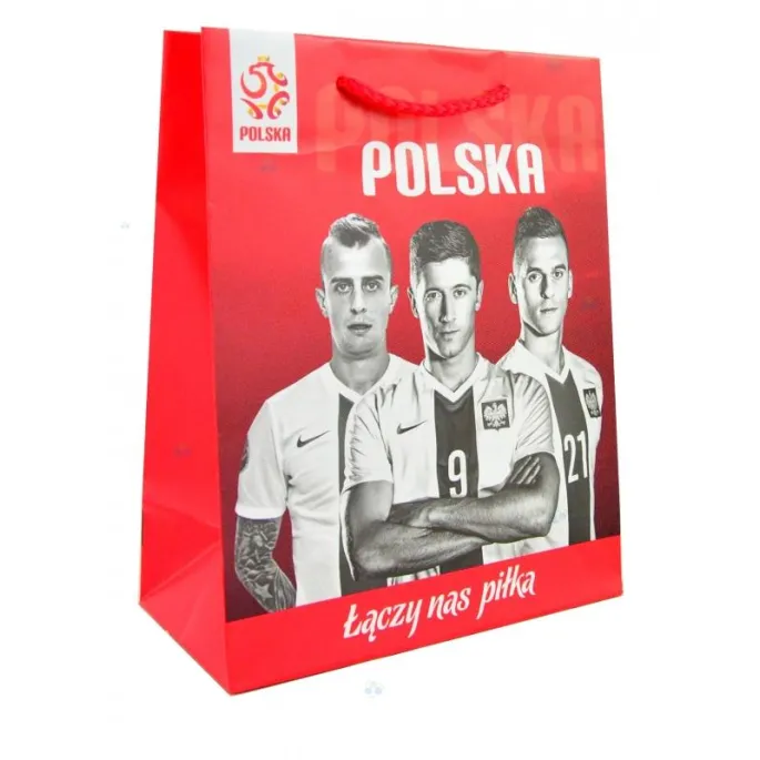 Torebka prezentowa z autorskimi grafikami związanymi z piłką nożną.