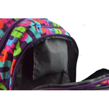 Zbliżenie na organizer wewnątrz plecaka