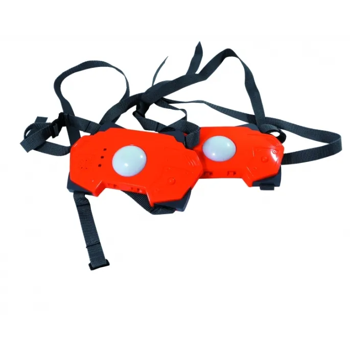 Dwie dziecięce dłonie trzymające akcesoria do STOP&GO wyścig agentów